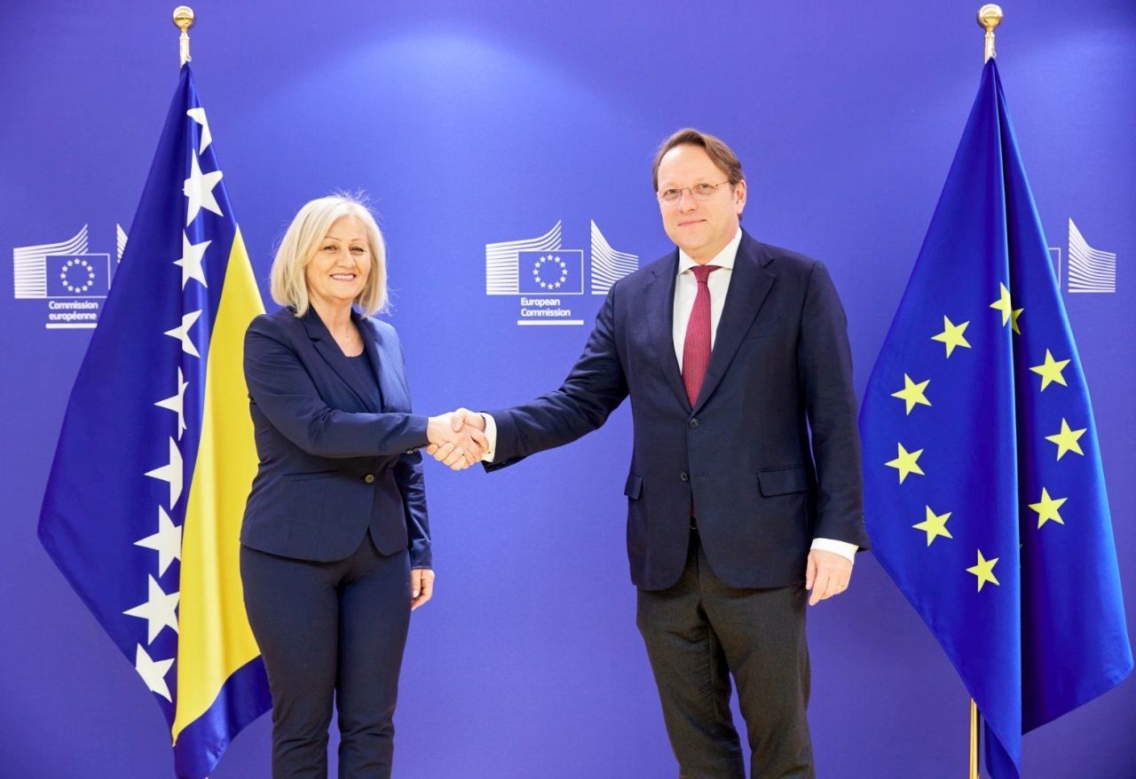 Komesar Varhelji u BiH  